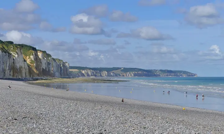La plage de galets de Dieppe et les falaises blanches, par beau temps