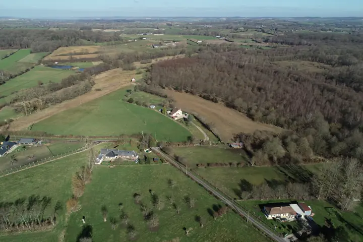Vue du ciel sur le bocage autour de Jéricho : prés, haies et bois
