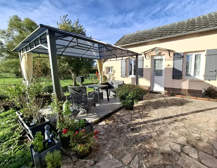 La petite maison et sa tonnelle, vues depuis le jardin